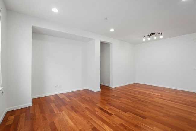 Building Photo - Spacious 2BR/2BA End-Unit Condo for rent in Warm Springs – Montebello Community