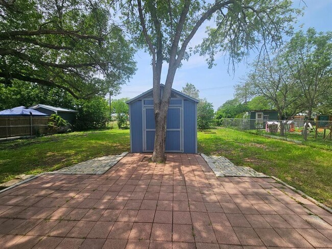 Building Photo - 1401 Trinity St