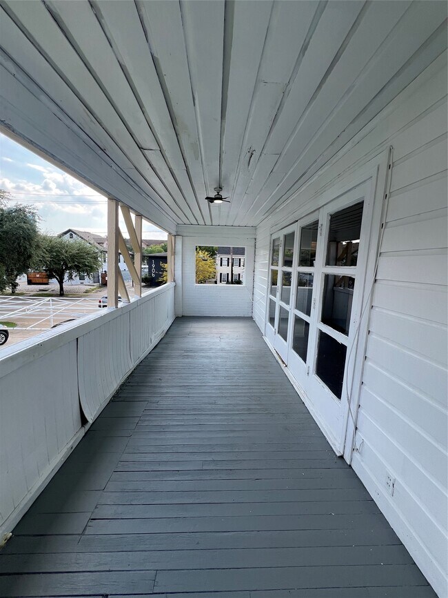 Building Photo - 1905 Binz St