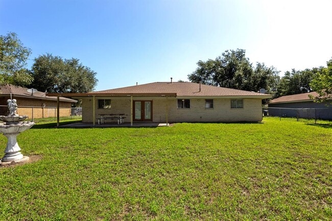 Building Photo - 150 Rosa Lee Ln