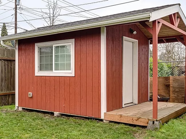 Building Photo - Riverroad Three Bedroom!