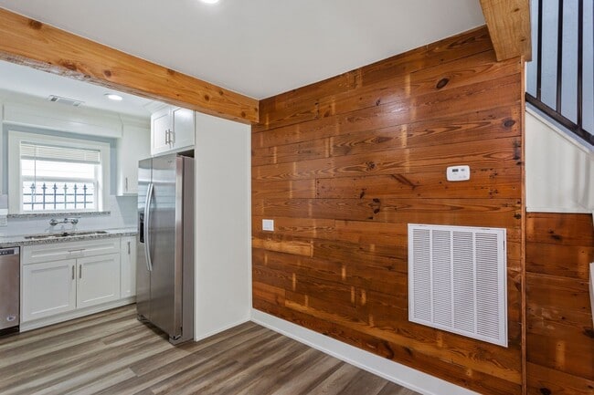 Building Photo - 2005 Portsmouth St