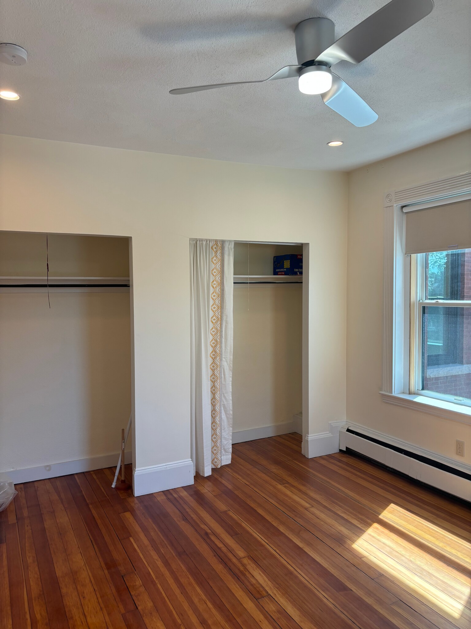 Building Photo - 842 Beacon St