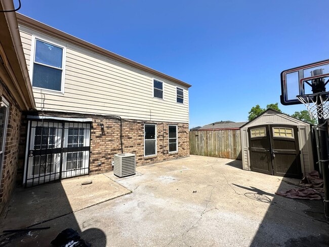 Building Photo - Lovely 4 Bedroom Home