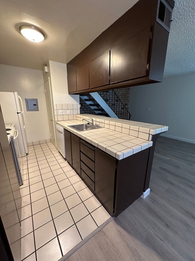 Building Photo - Townhouse 2 bedroom 1 bath, new paint. new...