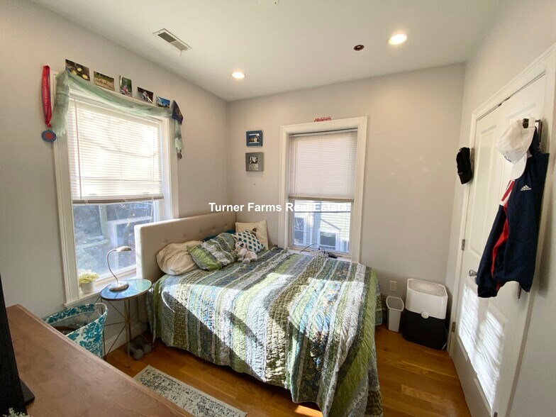 Building Photo - 721 Parker St