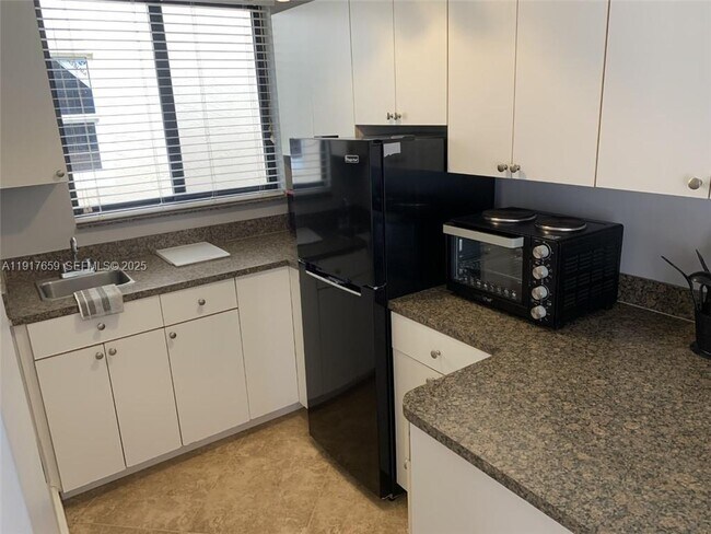 Building Photo - 2021 SW 38th Ave