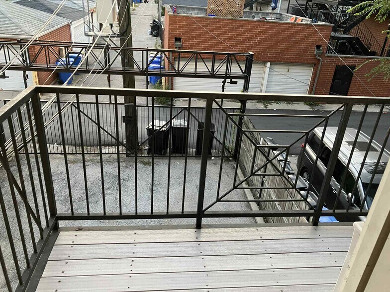 Building Photo - 612 S Western Ave