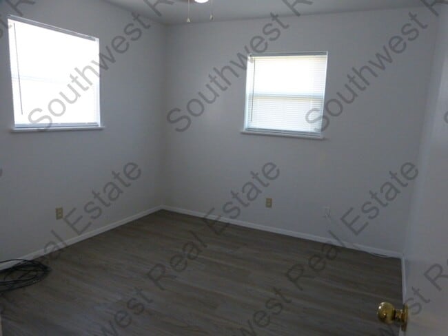Building Photo - Charming 3 bedroom home