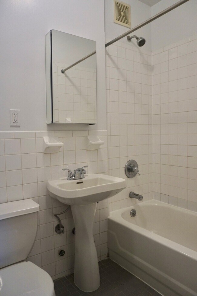 Building Photo - 359 W 126th St