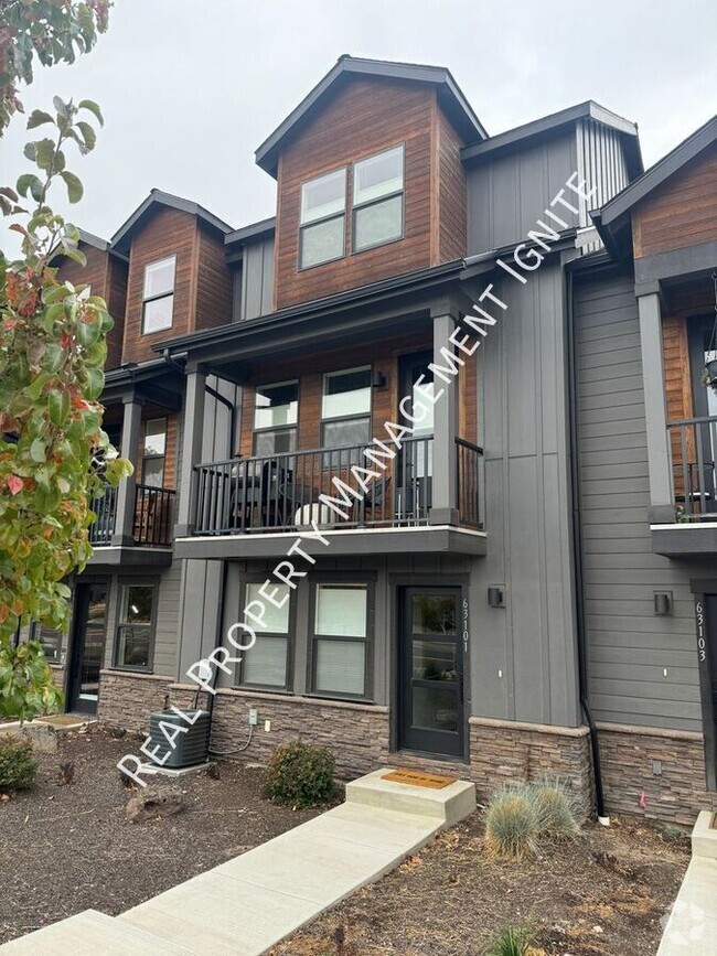 Building Photo - Modern Mid-Term Furnished Townhouse