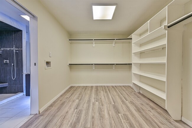 Building Photo - 9322 Petersham Dr