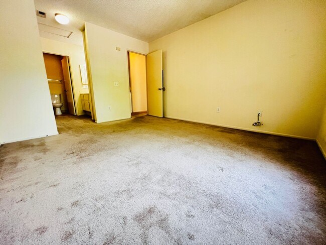 Building Photo - Mira Mesa Two Master Bedroom Upper Level Corner Condo