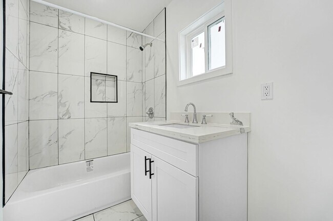 Building Photo - Newly Remodeled 1 Bedroom / 1 Bath Bungalow-style in the Heart of Hollywood!