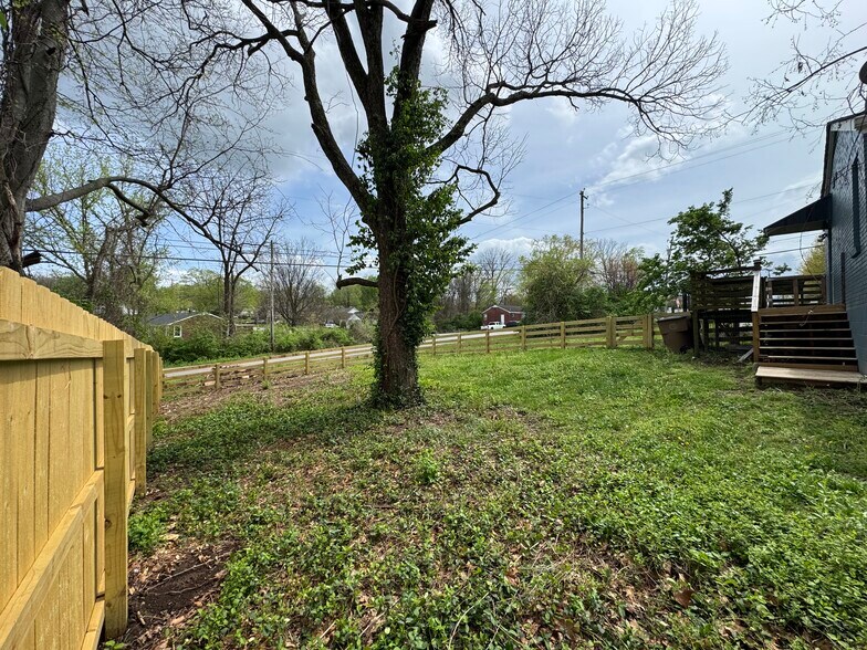 Building Photo - 2418 Maplecrest Dr