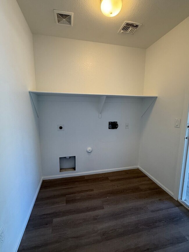 Building Photo - Johnson Ranch: 4 bedrooms, 2.5 bathrooms, ...