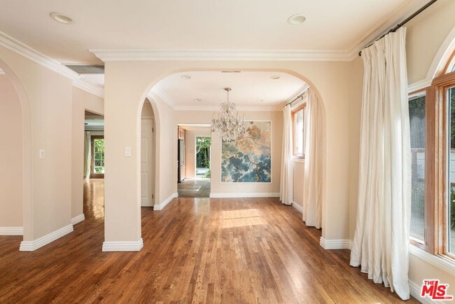 Building Photo - 1134 N Poinsettia Pl