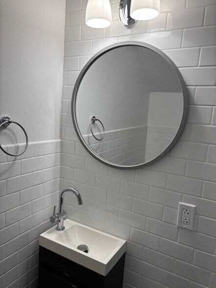 Building Photo - 256 N 32nd St