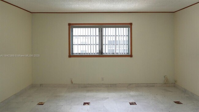 Building Photo - 301 NE 14th Ave