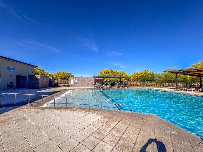 Building Photo - 4 Bedroom with new carpet and new interior paint in Saguaro Trails!