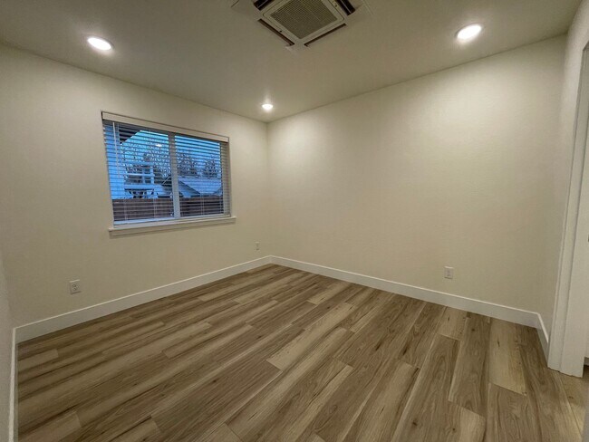 Building Photo - 410 4th St