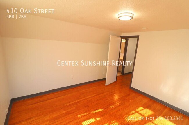 Building Photo - 410 Oak St