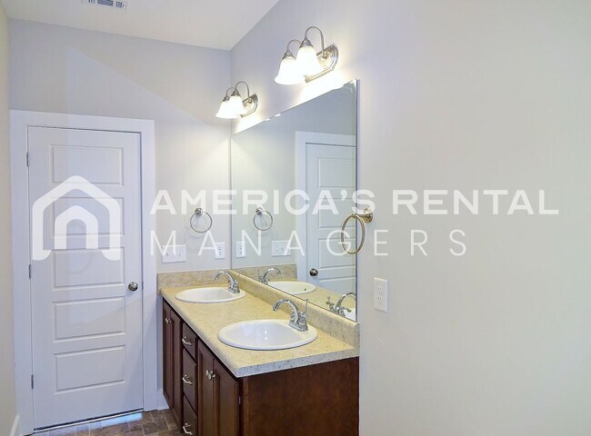 Building Photo - Town Home in Chelsea!!! Available to View ...