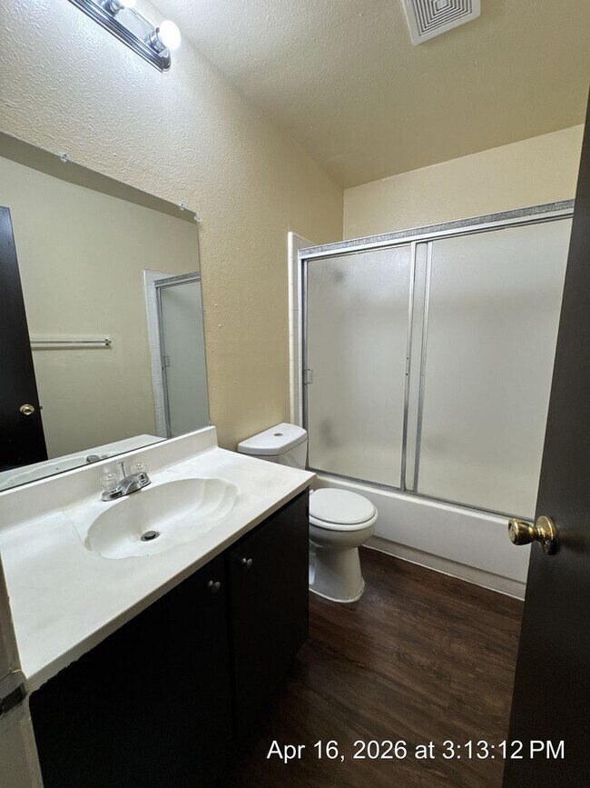 Building Photo - Downstairs Unit Move in Ready!