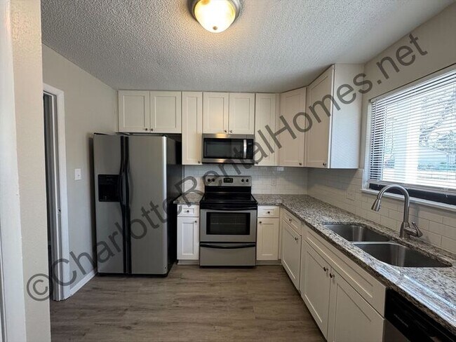 Building Photo - House in Mint Hill with deck out back