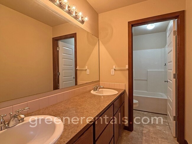 Building Photo - 4BR 2.5BA Home on Tumwater Hill