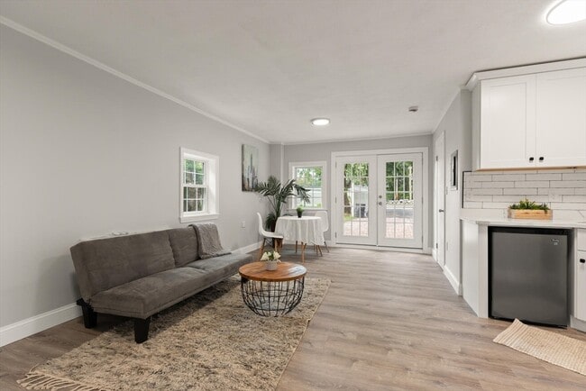 Building Photo - 129 Maple Ave