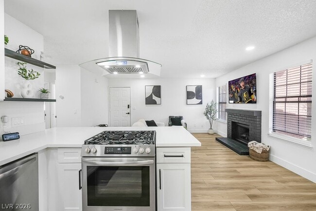 Building Photo - 5576 W Rochelle Ave.