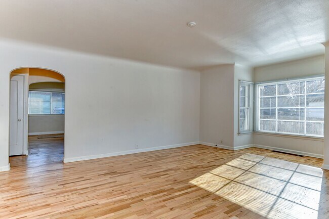 Building Photo - Coveted Northend Location! Spacious 5 bedr...