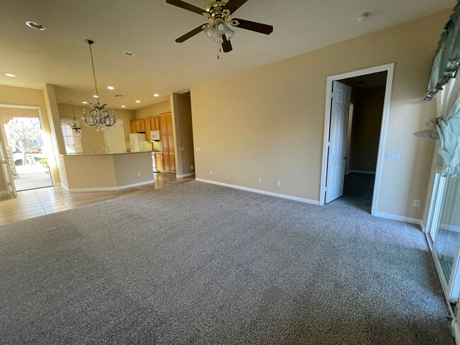 Building Photo - Apple Valley-Del Web Home, 2 Bedrooms,2 Ba...