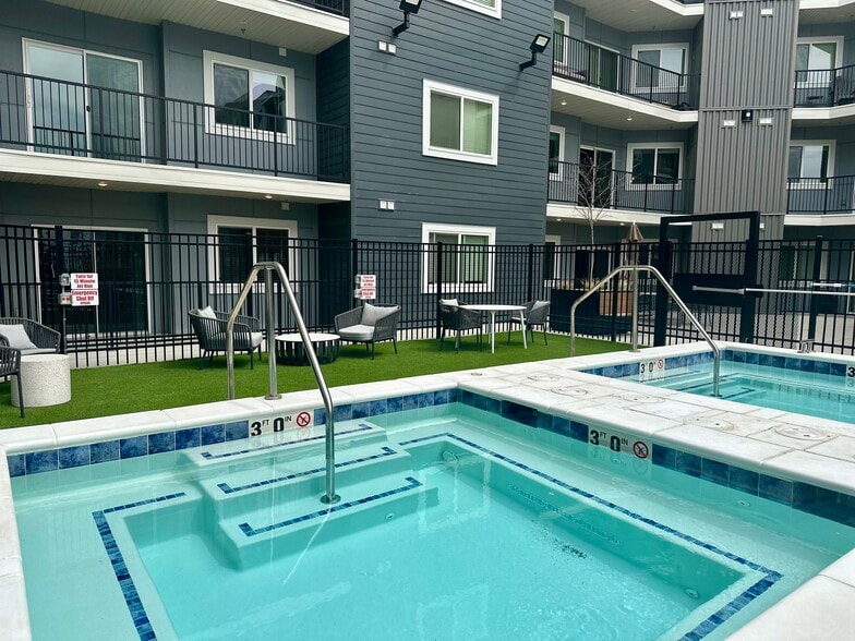 Building B Hot Tubs - Skyline Peaks