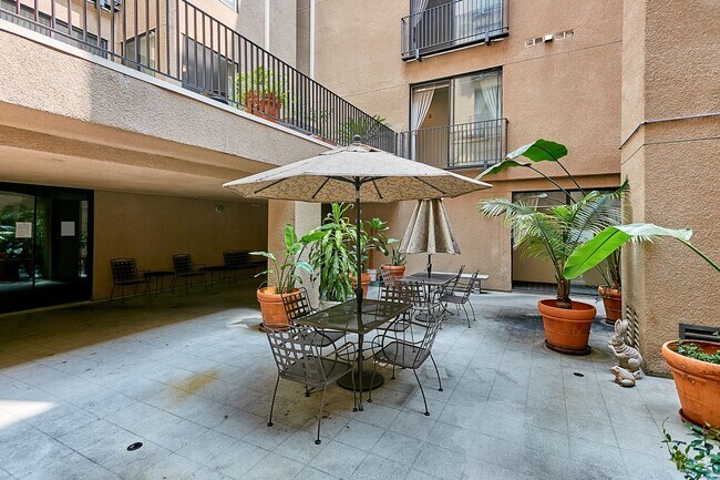 Building Photo - Spacious 2 Bed 2 Bath Condominium In K-Town