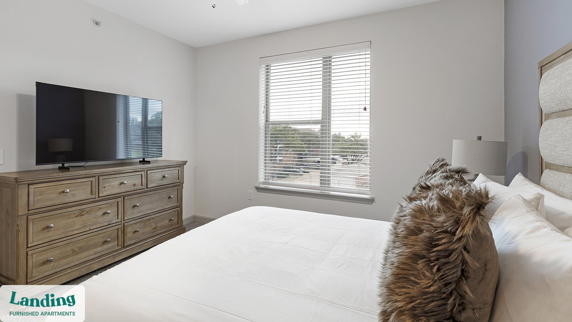 Building Photo - 2800 NE Green Oaks Blvd