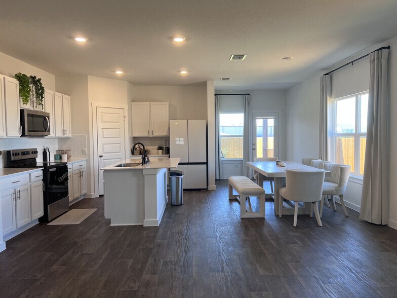 Building Photo - 305 Concho River Dr