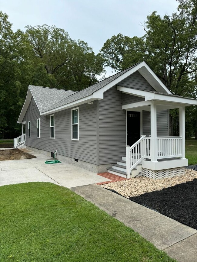 Building Photo - FULLY RENOVATED 3 BEDROOM FARMHOUSE