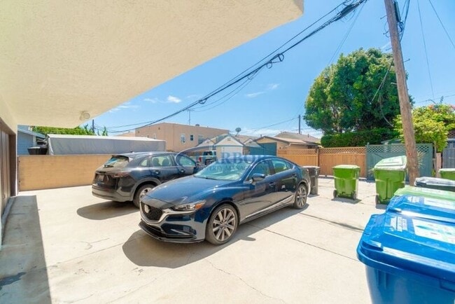 Building Photo - 789 W 18th St