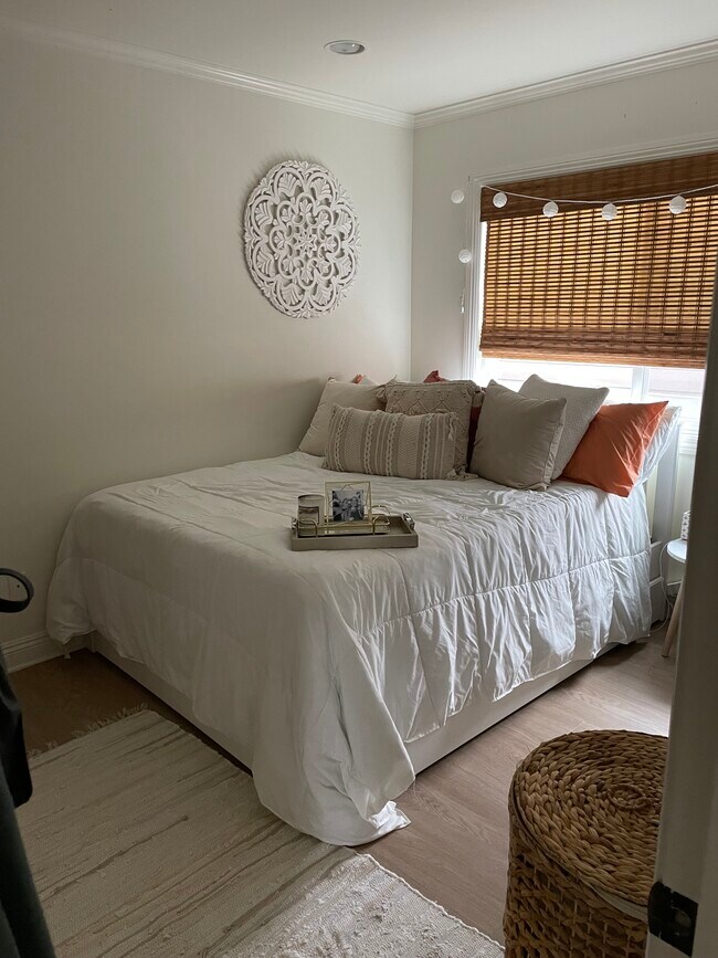 Building Photo - 1108 W Balboa Blvd