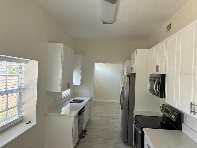 Building Photo - 844 W Charing Cross Cir
