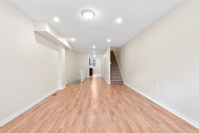 Building Photo - 428 E Lorraine Ave