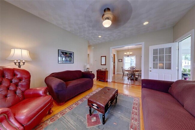 Building Photo - Providence/Elmhurst – Gorgeous Single Fami...