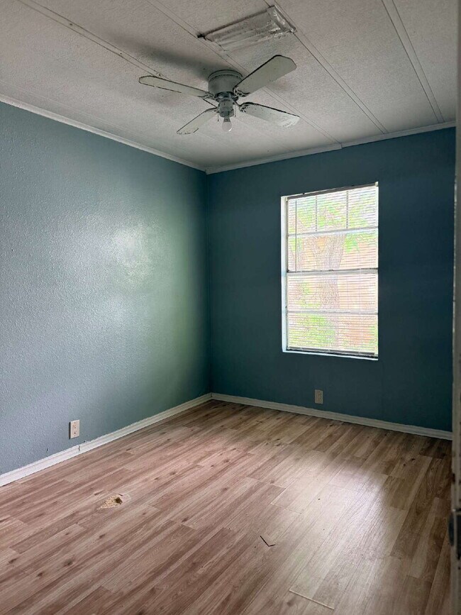 Building Photo - Newly Renovated 2 bed/1 bath