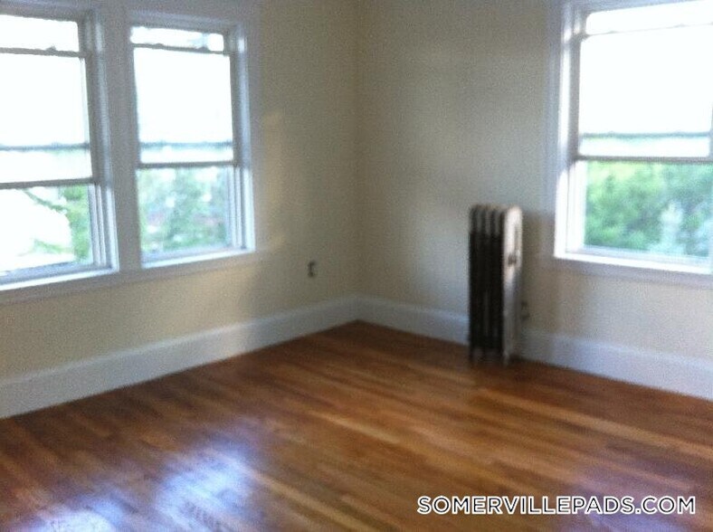 Building Photo - 18 Bond St