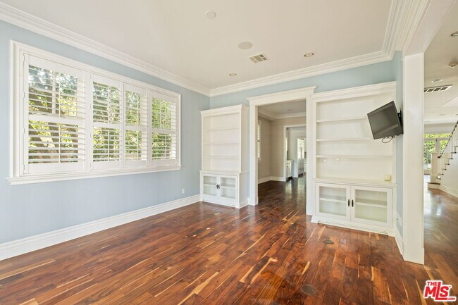 Building Photo - 765 N Almar Ave