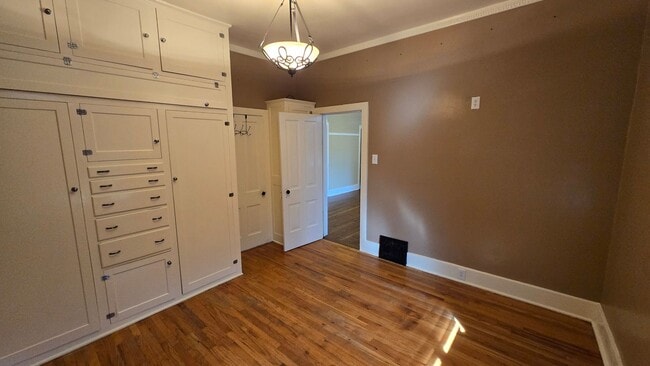 Building Photo - PET FRIENDLY 3 BEDROOM, 2 BATHROOM, DOWNTOWN LOCATION!