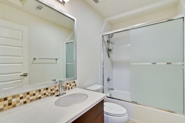 Building Photo - Modern Townhome in Prime Location — Walkab...