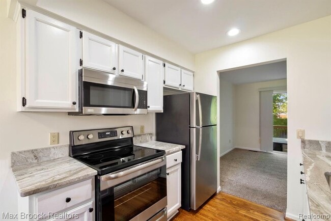 Building Photo - 1823 Torquay Ave